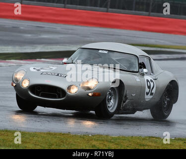 Nigel Greensall, Julian Thomas, Jaguar E-Type, 6303 VB, protezioni trofeo, Silverstone Classic 2015, Chris McEvoy, il circuito da corsa, cjm-fotografia, classi Foto Stock