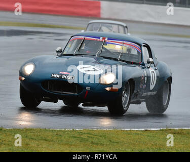 Robert Gate, John Cleland, Jaguar E-Type, HBF 903 C, protezioni trofeo, Silverstone Classic 2015, Chris McEvoy, il circuito da corsa, cjm-fotografia, classic c Foto Stock