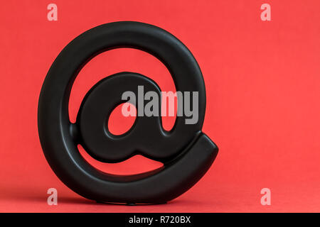 Magnete giocattolo barrette e sfere magnetiche sulla busta rossa Foto stock  - Alamy