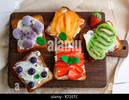 French Toast con formaggio a pasta morbida, fragole, kiwi, noci Foto Stock