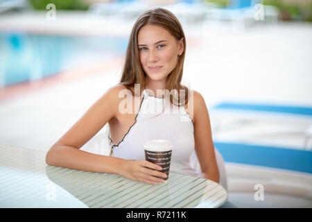 Ragazza carina di caffè nella caffetteria all'aperto Foto Stock