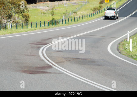 Grandi macchie di sangue su un angolo di strada rurale dopo la fauna selvatica è stato colpito e ucciso durante la notte in Australia Foto Stock