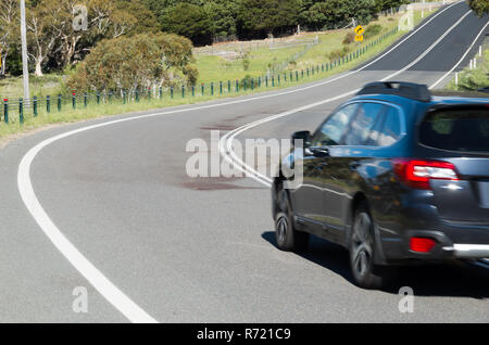 Grandi macchie di sangue su un angolo di strada rurale dopo la fauna selvatica è stato colpito e ucciso durante la notte in Australia Foto Stock