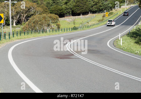 Grandi macchie di sangue su un angolo di strada rurale dopo la fauna selvatica è stato colpito e ucciso durante la notte in Australia Foto Stock