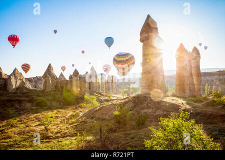 I palloni ad aria calda su Love Valley vicino a Goreme in Cappadocia, Turchia (regione dell'Anatolia). Preso poco dopo l'alba. No palloncini aggiunti successivamente. Foto Stock