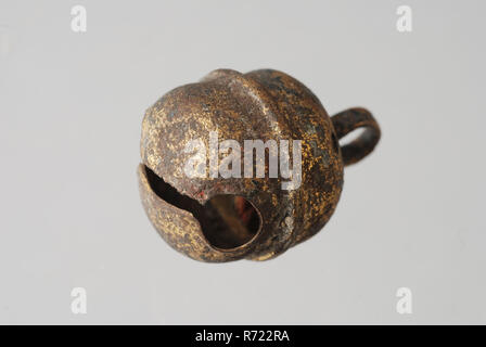 Campana ottone, bolla trovare terreno di metallo in ottone, sagomato saldato rotondo piccolo campana con occhiello di sospensione dal nastro metallico la campana realizzato da due metà sfere nella campana il resto della fossa di apertura del suono: slot con due aperture circolari archeologia Capelle aan den IJssel House di Capelle castello abbigliamento bambino cavallo giocattolo cavallo di cablaggio a caccia di uccelli pet collare cane da caccia un battito di musica scoperta del suolo: acqua ben 1390 - 1393 Castello Capelle Capelle aan den IJssel 1964. Foto Stock