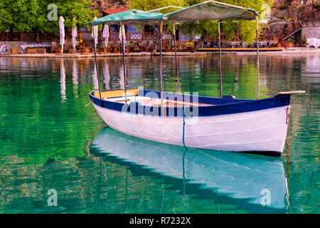 Piccola barca riflettendo a Ohrid Marina, Ohrid Macedonia Foto Stock