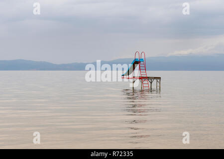 Far scorrere acqua nel lago di Ohrid Macedonia Foto Stock