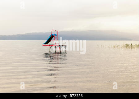 Far scorrere acqua nel lago di Ohrid Macedonia Foto Stock