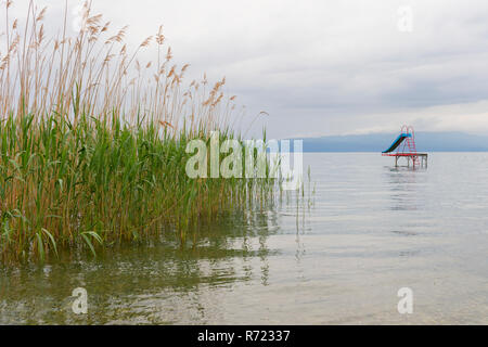 Far scorrere acqua nel lago di Ohrid Macedonia Foto Stock