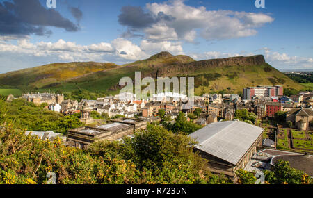 Edimburgo, Scozia, Regno Unito - 30 Maggio 2011: il sole splende su Holyrood Palace, l'edificio del parlamento scozzese Arthur e sede della collina di Edimburgo, come visto Foto Stock