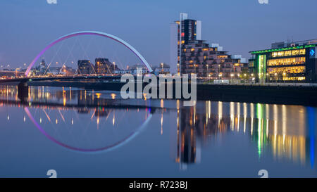 Glasgow, Scotland, Regno Unito - 5 Novembre 2018: il Clyde ponte ad arco e gli uffici e studi di STV si riflettono nelle acque del fiume Clyde in Gl Foto Stock