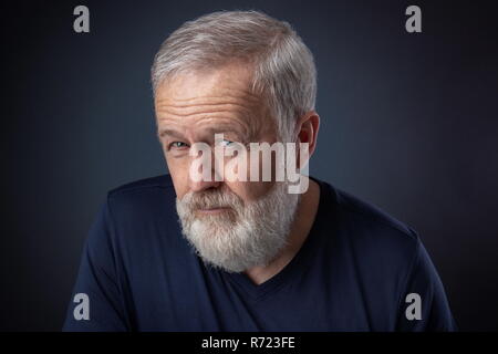 Ritratto di senior con barba grigia e una profonda occhiata Foto Stock