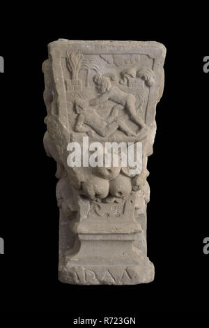 Console con una rappresentanza di Caino e Abele, ornamento componente edilizio di pietra arenaria scolpita capovolta forma piramidale su base sui lati decorato con tulipani. Primo nella lista è immagine di Caino uccidere Abele sullo sfondo il paesaggio con le pareti della struttura e del cloud prima sul piede: ADA (M?) La Bibbia la religione Antico Testamento Caino Abele Foto Stock