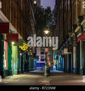London, England, Regno Unito - 15 Ottobre 2018: pedoni sfoglia negozio tradizionale di Windows su la strada pedonale Cecil Court Street, Off Charing Cross Road ho Foto Stock
