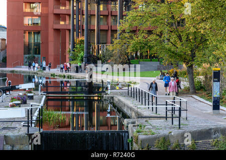 London, England, Regno Unito - 24 Settembre 2018: i pedoni e i ciclisti viaggiano lungo il Regent's Canal alzaia a St Pancras serratura, accanto al parco Gasholders Foto Stock