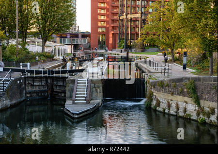 London, England, Regno Unito - 24 Settembre 2018: un 'Javelin " ALTA VELOCITÀ " commuter " treno attraversa un ponte sul Regent's Canal a St Pancras serratura, accanto a Ga Foto Stock