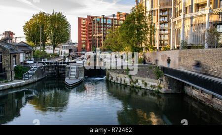 London, England, Regno Unito - 24 Settembre 2018: i pedoni e i ciclisti viaggiano lungo il Regent's Canal alzaia a St Pancras serratura, accanto al parco Gasholders Foto Stock