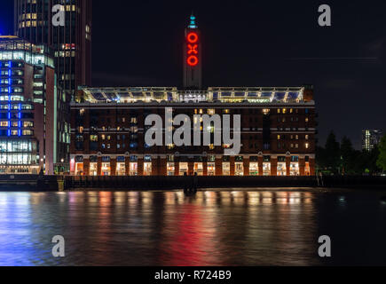 London, England, Regno Unito - 14 Settembre 2018: il punto di riferimento Oxo Tower è illuminata di notte a Londra il South Bank. Foto Stock