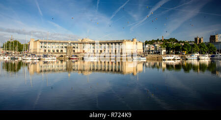 Bristol, Inghilterra, Regno Unito - 11 agosto 2018: i palloni ad aria calda galleggiare sopra il Cityscape di Bristol come visualizzato dall'Harbourside. Foto Stock