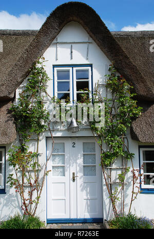 Tipica casa sull'isola Amrum (Germania).Amrum è uno del nord Isole Frisone sul tedesco costa del Mare del Nord, a sud di Sylt e a ovest di Foehr Foto Stock