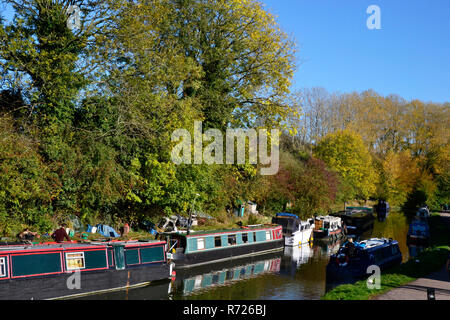 Narrowboats tradizionale sul Grand Union Canal, Aston Clinton, REGNO UNITO Foto Stock