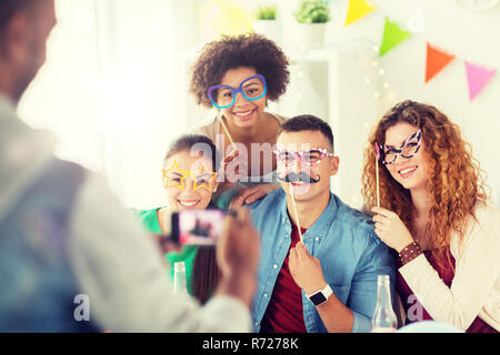 Amici o team fotografare in ufficio partito Foto Stock