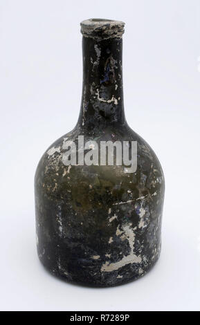 Cilindrica (vino) Bottiglia, modello di orologio, portabottiglie terreno scoperto, vetro soffiato libero e stampato in stampo in vetro soffiato di forma cilindrica di applicazione (vino) Bottiglia in verde chiaro campana di vetro modello. Pontil mark sotto ampia sconvolto fondo corpo rettilineo a spalle convesso e leggermente ringiovanito il collo con tonda appiattita in modo irregolare il filo di vetro e sciatto appiattita labbro inclinato pacchetto di archeologia Foto Stock