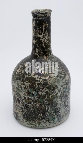 Cilindrica (vino) Bottiglia, modello di orologio, portabottiglie suolo trovare vetro soffiato libero e stampato in stampo in vetro soffiato di forma cilindrica di applicazione (vino) Bottiglia in verde chiaro campana di vetro modello. Pontil mark sotto ampia sconvolto fondo corpo rettilineo a spalle convesso e leggermente ringiovanito il collo con tonda appiattita in modo irregolare il filo di vetro e sciatto appiattita labbro inclinato pacchetto di archeologia Foto Stock