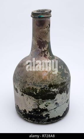 Cilindrica bottiglia di vino, modello di orologio, bottiglia per vino portabottiglie trovare terreno, vetro soffiato libero e stampato in stampo in vetro soffiato di forma cilindrica di applicazione (vino) Bottiglia in verde chiaro vetro orologio modello. Pontil mark sotto ampia sconvolto fondo corpo rettilineo a spalle convesso e leggermente ringiovanito il collo con tonda appiattita in modo irregolare il filo di vetro e sciatto appiattita labbro inclinato pacchetto di archeologia Foto Stock