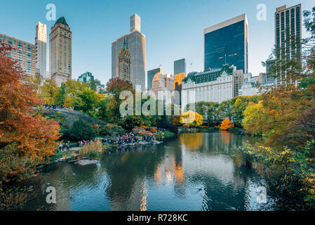 Colore di autunno lungo il laghetto ed edifici in Midtown Manhattan, a New York City Foto Stock