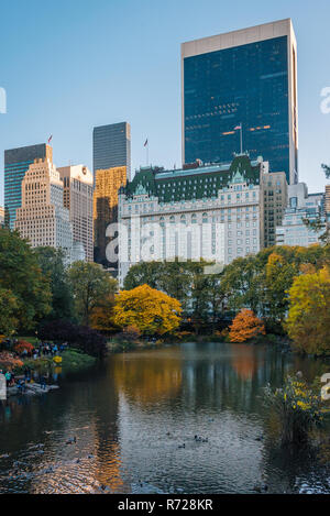 Colore di autunno lungo il laghetto ed edifici in Midtown Manhattan, a New York City Foto Stock