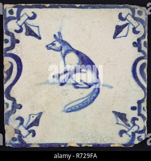 Piastrella animale, seduta fox a sinistra sulla massa tra balaustre, in blu su bianco, angolo modello giglio francese, parete piastrella piastrella ceramica scultura in terracotta, smalto cotto 2x verniciato satinato Square. Blue Fox seduto sul bianco. Balaustra ornamento con gigli di Francia. Foto Stock