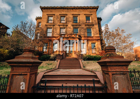 Le scale e le case nel giardino primaverile, Philadelphia, Pennsylvania. Foto Stock