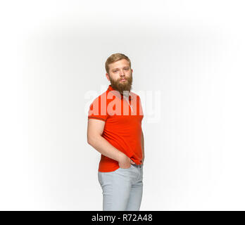 Primo piano di giovani il corpo dell uomo nella vuota t-shirt rossa isolato su sfondo bianco. Mock up per concetto disign Foto Stock