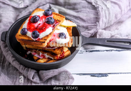 Toast alla francese con frutti di bosco, e sciroppo di panna acida Foto Stock