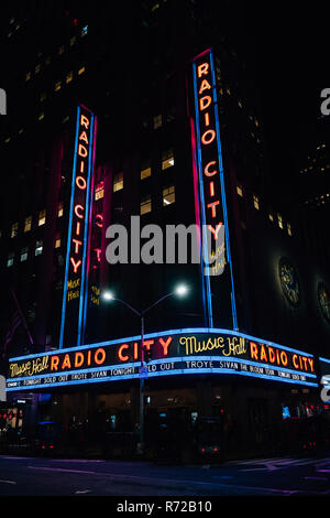 Radio City Music Hall di notte a Manhattan, New York City Foto Stock