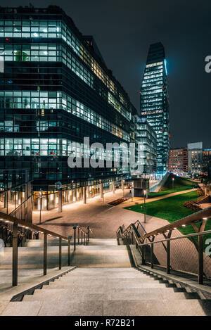 Moderni edifici lungo la Promenade Varesine di notte in Milano, Italia Foto Stock
