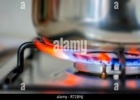 Blu brillante fiamma ardente dal fornello da cucina. Gas e fuoco. Concetto di cucina a vista. Interior shot domestico Foto Stock