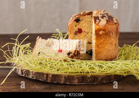 La pasqua ortodossa pane dolce, fetta di formaggio kulich Foto Stock