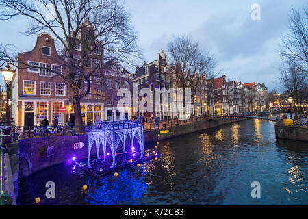 Vista serale di Brouwersgracht canal e arte di installazione in Amsterdam, Paesi Bassi Foto Stock