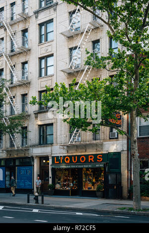 Un negozio di liquori in Hudson Street, nel Greenwich Village, Manhattan New York City Foto Stock