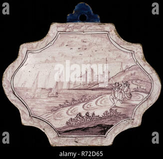 Produttore di piastrelle o Delftsevaart Hoogstraat, viola la placca, collinare paesaggio fluviale con a sinistra le navi a vela, placca riprese di piastrelle di ceramica di smalto di terracotta, Marle & De Sille Notarishuis Rotterdam dalla collezione WGH v. Houweninge. Foto Stock