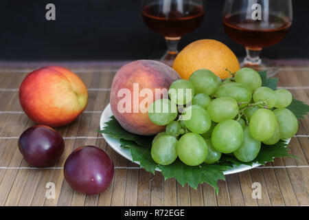 Ancora in vita: bicchiere di vino e frutta. Foto Stock