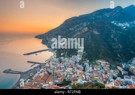 Una vista al tramonto di Amalfi, dalla Torre dello Ziro, sulla Costiera Amalfitana in Campania, Italia. Foto Stock