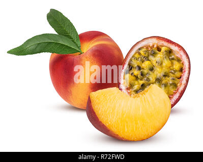 Pesche intere e fetta con foglie e frutti della passione tagliato a metà isolato su sfondo bianco. Percorso di clipping. Massima profondità di campo. Foto Stock