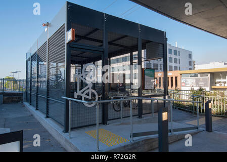 Settembre 2018, Hornsby Stazione ferroviaria Sydney, un nuovo " commuter " scheda di opale azionato deposito biciclette sicuro capannone è stato installato come una prova. Foto Stock