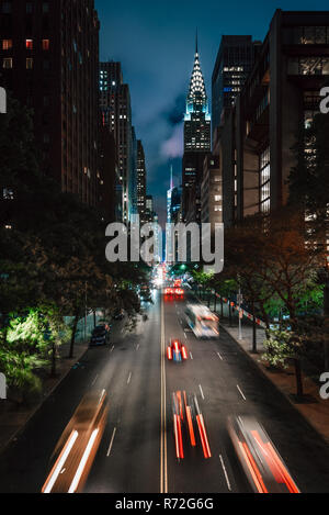 42Nd Street di notte da Tudor City, nel centro di Manhattan, New York City Foto Stock