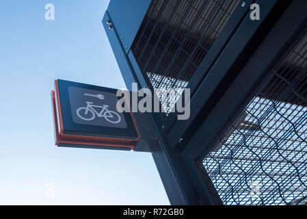 Settembre 2018, Hornsby Stazione ferroviaria Sydney, un nuovo " commuter " scheda di opale azionato deposito biciclette sicuro capannone è stato installato come una prova. Foto Stock