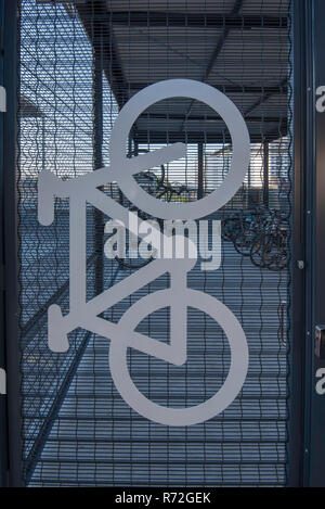 Settembre 2018, Hornsby Stazione ferroviaria Sydney, un nuovo " commuter " scheda di opale azionato deposito biciclette sicuro capannone è stato installato come una prova. Foto Stock